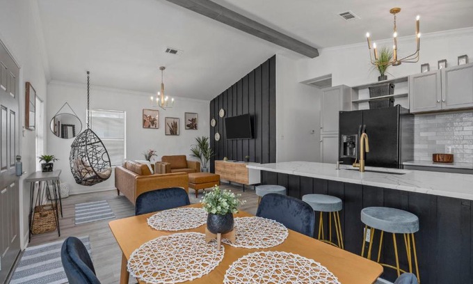 Northside House | Wonderful Getaway EaDo 3BR Minutes to Downtown!