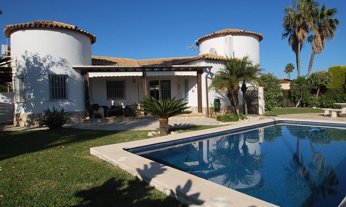 Oliva Villa | Wonderful holiday home nearby the beach and golf court with private pool