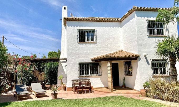 Zahora House | Wonderful holiday home with a big garden near the beach