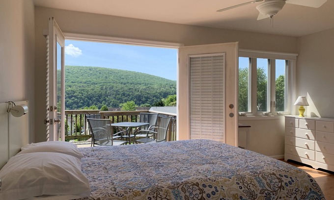 Bolivar House | Wonderful Mountain Views. Walk to Rivers, Parks, Restaurants and Shops.