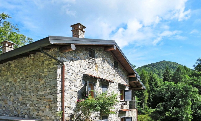 Porto Valtravaglia House | Wonderful private villa for 6 guests with TV, patio, pets allowed and parking