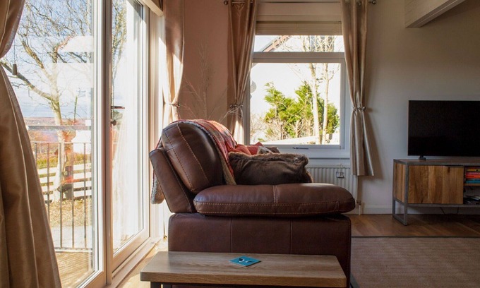 Eyre Villa | Wonderful private villa for 7 guests with WIFI, TV, patio, pets allowed and panoramic view