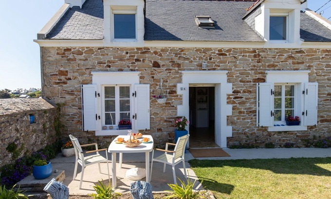 Plogoff House | Wonderful private villa for 5 guests with TV, terrace, pets allowed, panoramic view and parking