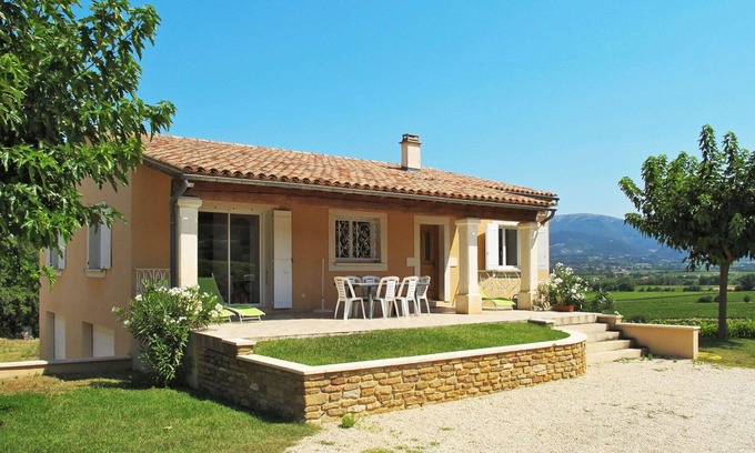 Valreas House | Wonderful private villa for 6 guests with WIFI, TV, terrace and pets allowed