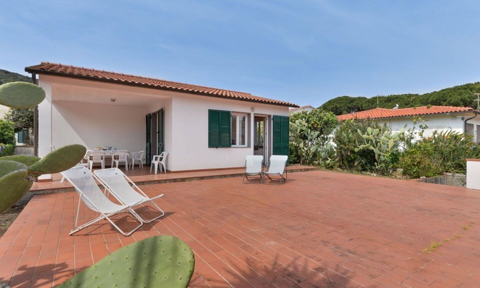 Cavo House | Wonderful private villa for 4 people with TV, terrace and pets allowed