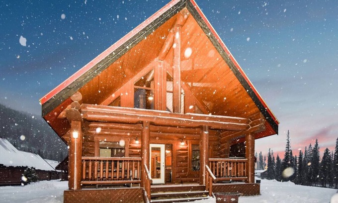 Golden Cabin | Wonderful Rockies Cabin Getaway for Hike or Ski
