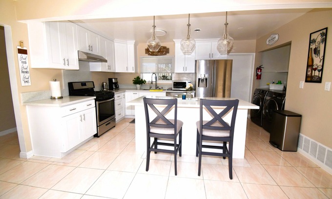 Midway City House | Wonderful stay near Huntington Beach Orange County