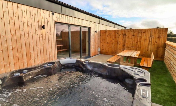 Little Rissington House | Wonderful villa for 6 people with hot tub, WIFI, pets allowed and parking