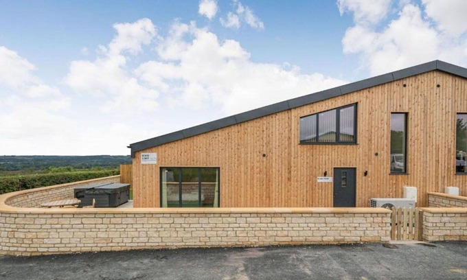 Little Rissington House | Wonderful villa for 6 people with WIFI, hot tub, pets allowed and parking