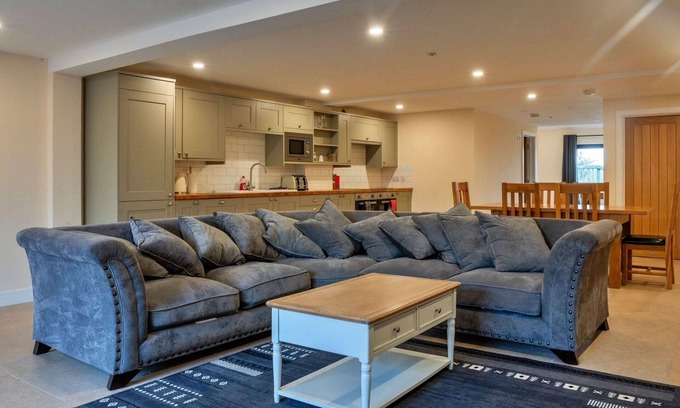 Little Rissington House | Wonderful villa for 6 people with hot tub, WIFI, pets allowed and parking