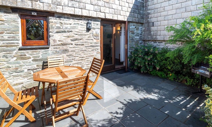 Fivelanes House | Wonderful villa for 2 people with hot tub, WIFI, TV, patio, pets allowed and parking