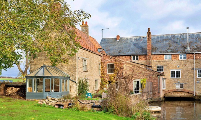 Thrapston House | Wonderful villa for 8 guests with WIFI, TV, terrace, pets allowed and parking