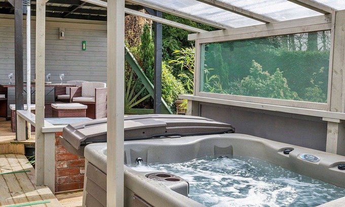 Craven Arms House | Wonderful villa for 2 people with WIFI, hot tub, TV, terrace and parking