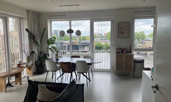 Amsterdam North House | Woning in Amsterdam aan het Water met 10 Minuten Lopen Naar het Centrum