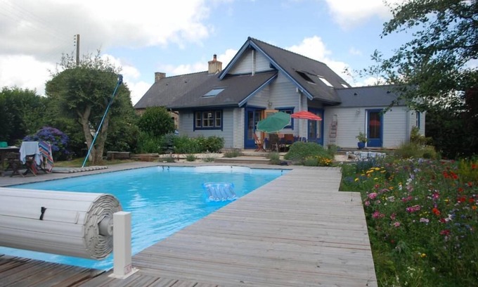 Saint-Mars-sur-la-Futaie House | Wood, glass and stone house in the countryside with garden and swimming pool (5m x 10m)