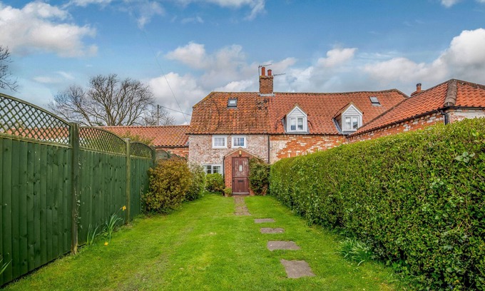 Market Rasen Cottage | WOODBINE COTTAGE, pet friendly, with open fire in West Torrington