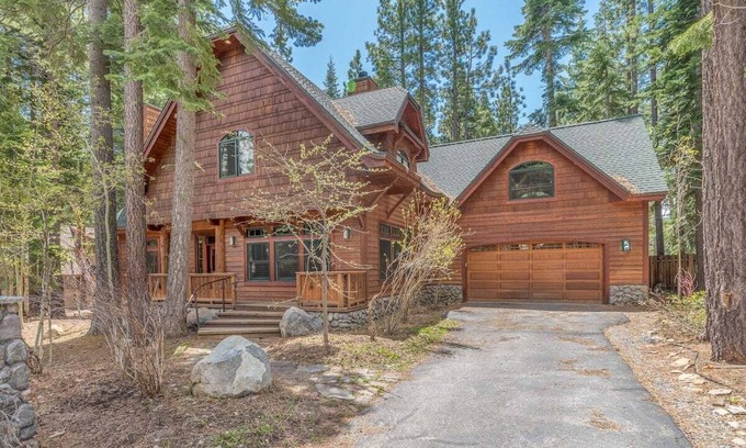 Ridgewood House | Woodchuck Luxury Lodge Hot Tub & Game Room