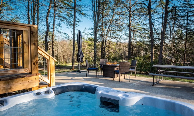 Hico Cabin | Wooded Circle - Barrel sauna, hot tub, fire pit