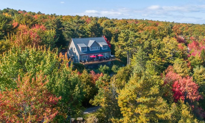 Hall Quarry House | Wooded hideaway with sound view, shared dock, fast WiFi, furnished deck, air tub
