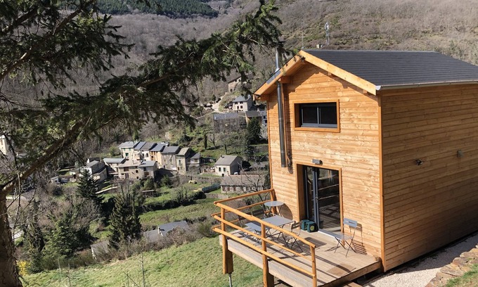 Urbanya Ski Chalet | Wooden CHALET on stilts in the middle of the MOUNTAIN 2 TO 4 PEOPLE