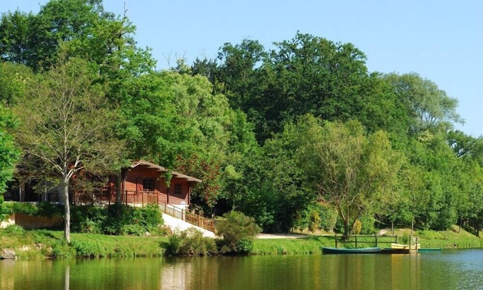 Les Lucs-sur-Boulogne Ski Chalet | Wooden cottage on the water