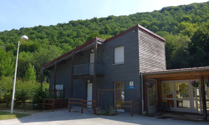 Froncles Cottage | Wooden house by the canal with terrace and games