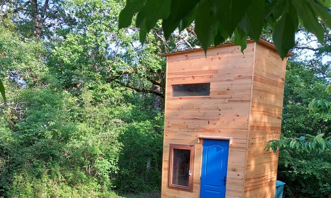 Aiguelèze Cabin | Wooden hut accessible by a path at the edge of the woods