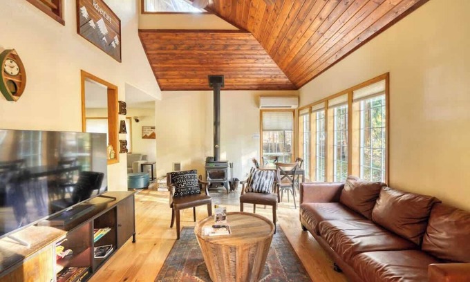 Zigzag House | Woodland Cabin Hot Tub Dogs Welcome