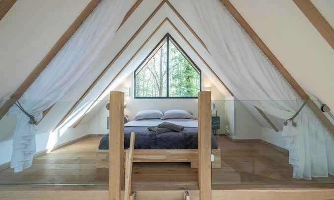 Alfriston Cabin | Woodland Cabin Retreat in Alfriston - hot tub