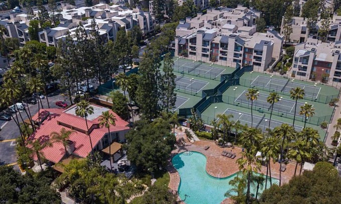 Woodland Hills Condo | Woodland Hill Condo with Pool, Gym, Free Parking