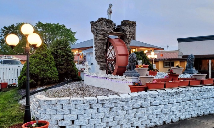 Niagara Falls Hotel | Woodland Inn