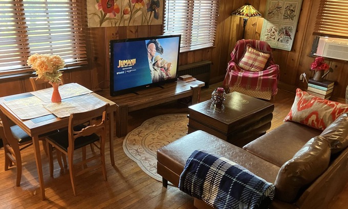 Youngstown Apartment | Woodland Oasis Cabin Apartment