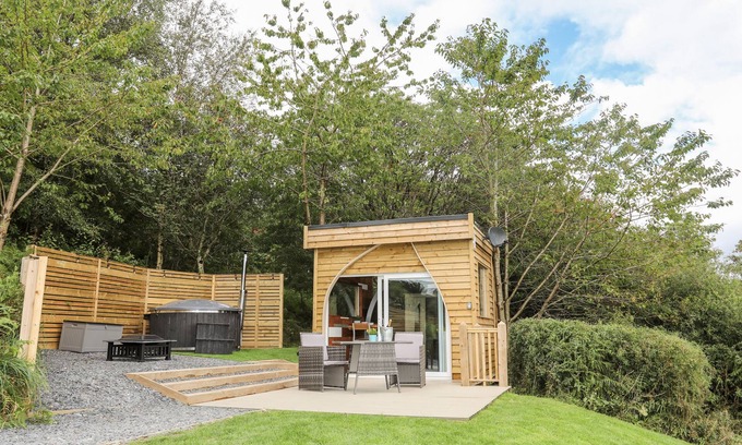 Corwen Cottage | WOODLAND POD, pet friendly, country holiday cottage in Corwen