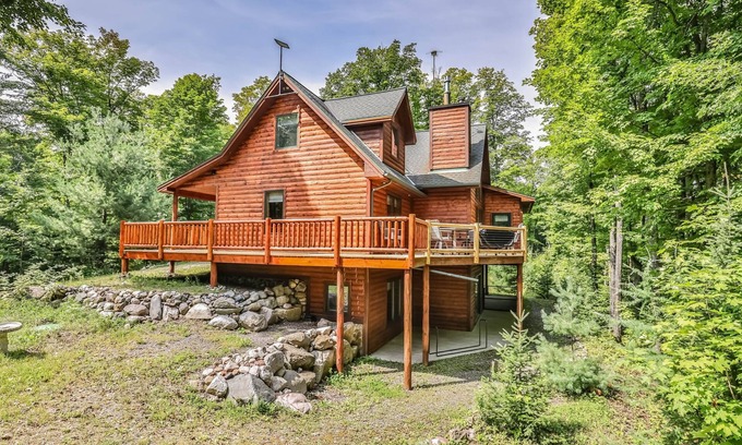 Mercer House | Woodland Wonderland | Spacious cabin-style house in Winchester with lake access