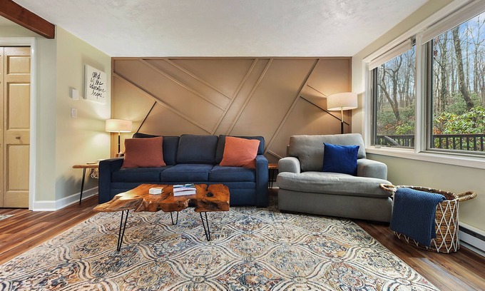 Farmington Condo | Woodlands Hideaway Cozy Retreat