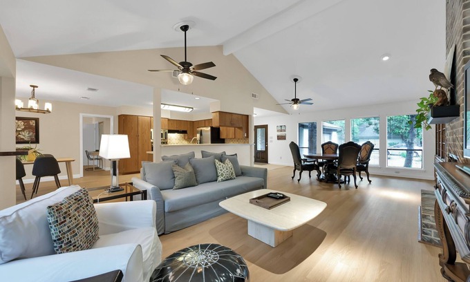 Grogan's Mill House | Woodlands Towncenter Home with Screened In Pool