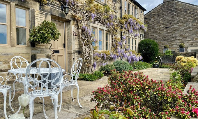 Almondbury Cottage | Woodlea Cottage