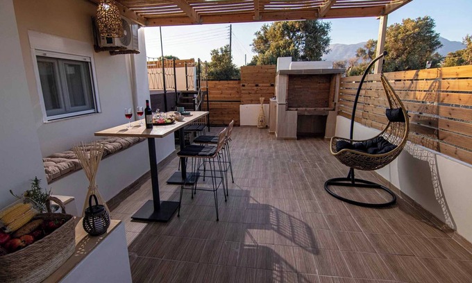 Tymbaki House | Woodoven Home - pool, BBQ & outdoor cinema