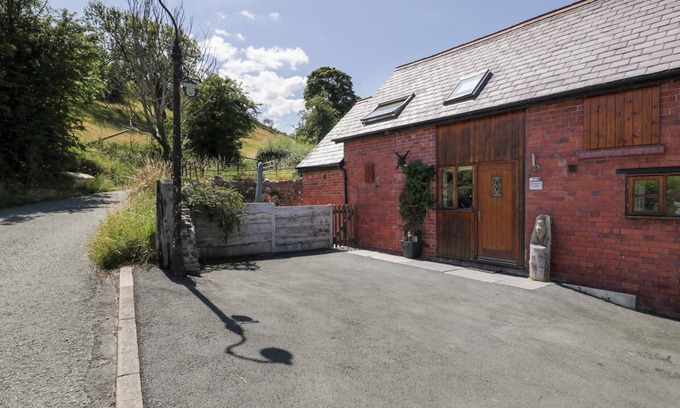 Llangollen Cottage | WOODPECKER COTTAGE, pet friendly, with a garden in Llangollen