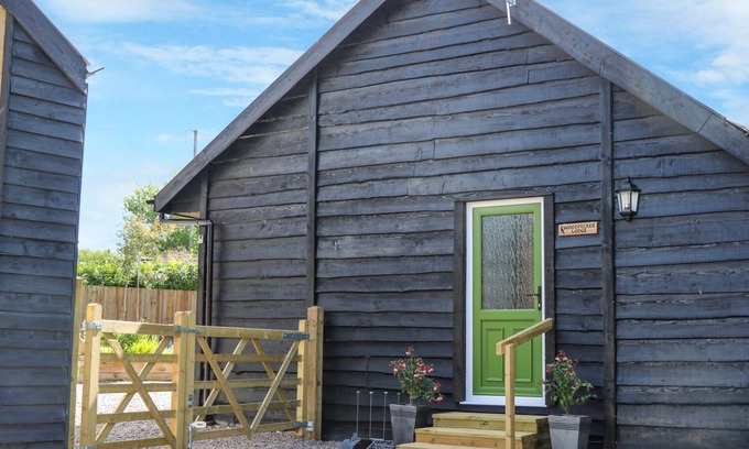 Langport Cottage | WOODPECKER LODGE, pet friendly, character holiday cottage in Langport