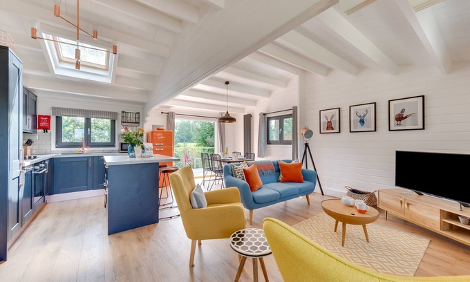 Diss House | Woodpecker Lodge - Two Bedroom House, Sleeps 4
