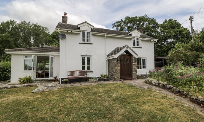 Usk Cottage | WOODS COTTAGE, pet friendly, with hot tub in Raglan