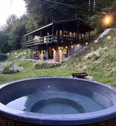 Maboge Ski Chalet | Woods-hottub & AC