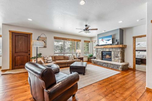 Blue River House | Woodsy Breckenridge Retreat with Hot Tub
