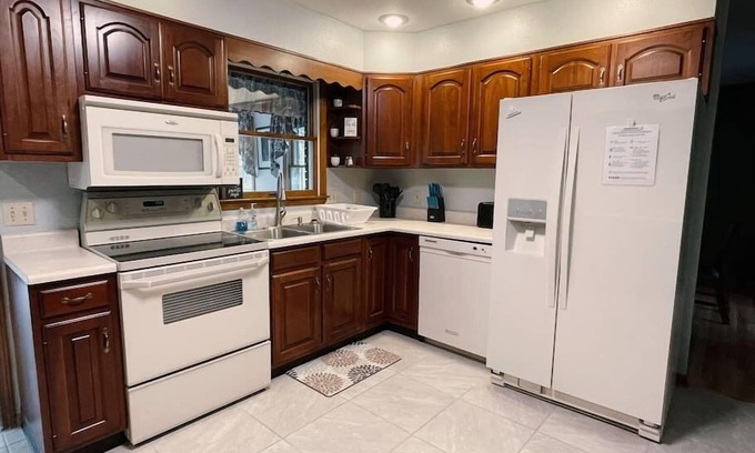 Summerlee House | Woodsy Retreat+Hot Tub+Game Room+Ideal Location