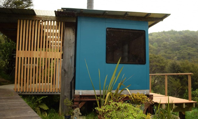 Tata Beach Cabin | Woody Mamaku Retreat . Eco stay close to sea and nature.