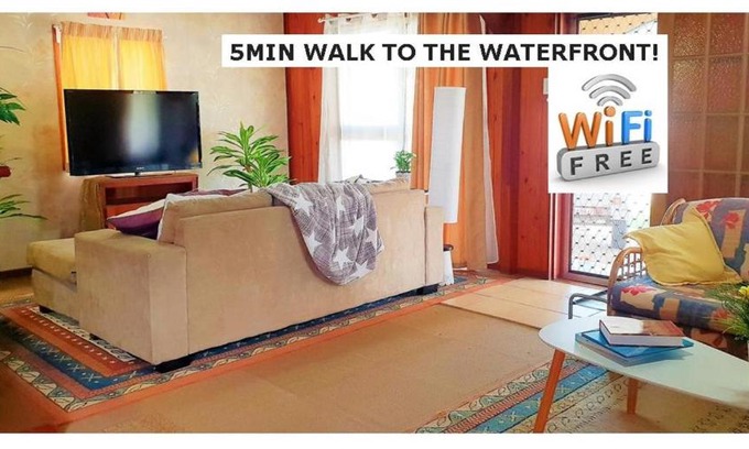 Woody Point House | WOODY Pt - AMAZING 1970's SHARE HOUSE BY THE SEA-4 rooms available!