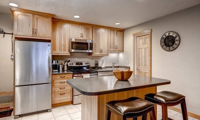 Park City Condo | Work or Vacation in Park City - Walk to Courts, Pools & Trails