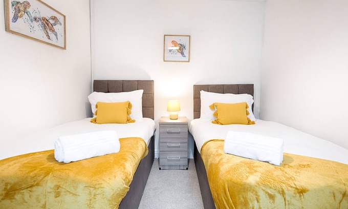 Landore House | Working in Swansea? 4 Bedrooms, Parking