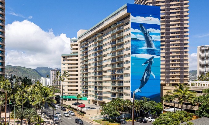 McCully - Moiliili Condo | World Famous Waikiki Beach, Includes parking.